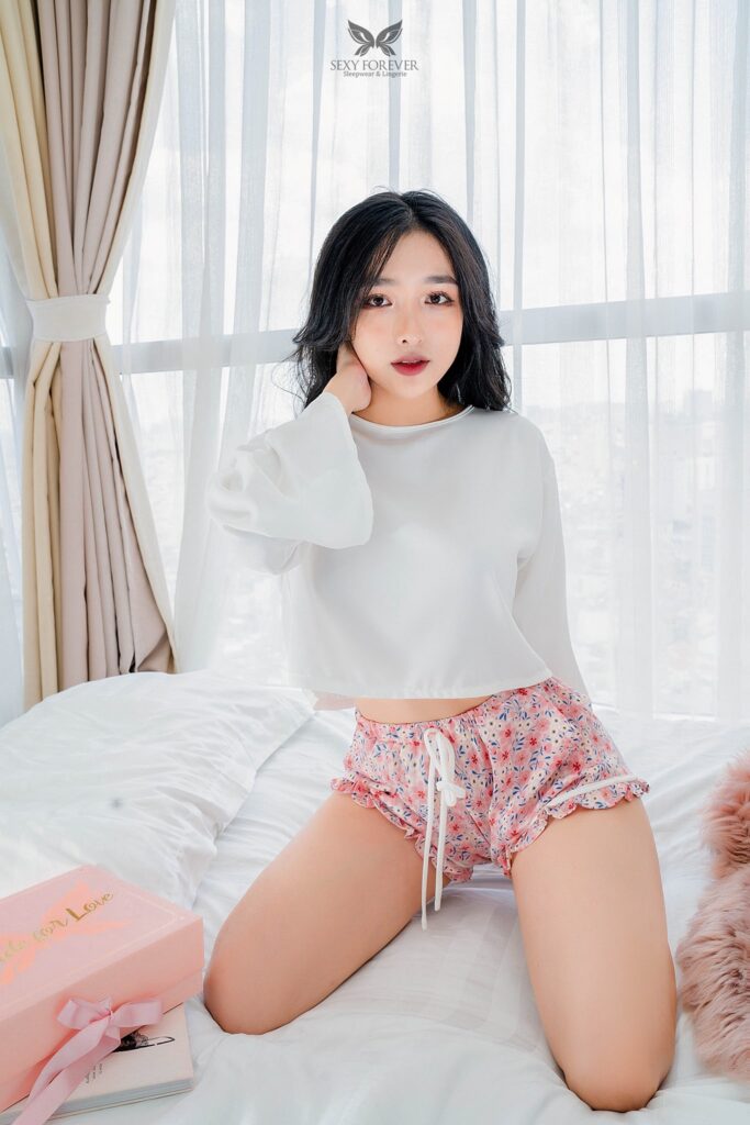 Gái Xinh Mặc Nội Y Tận Hưởng Bộ Sưu Tập Đẹp Lung Linh Và Truyền Cảm Hứng Cho Mỗi Dịp Đặc Biệt