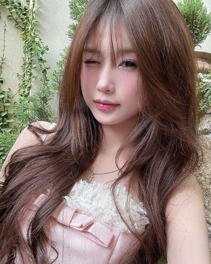 Gái Xinh Mặc Bikini Màu Trắng Khám Phá Vẻ Đẹp Quyến Rũ Của Mùa Hè 2024